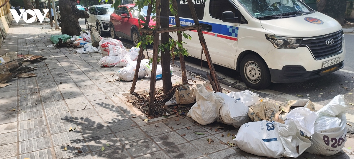 nhuc nhoi nan do trom rac, phe thai xay dung tren duong pho ha noi hinh anh 12