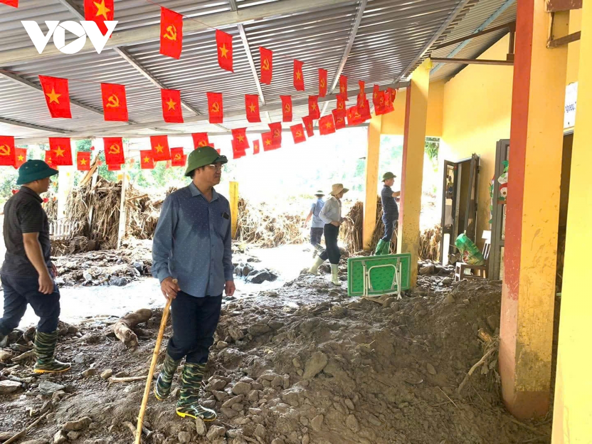 lao cai thon khe long 2 tan hoang sau nhieu ngay bi co lap do mua lu hinh anh 5