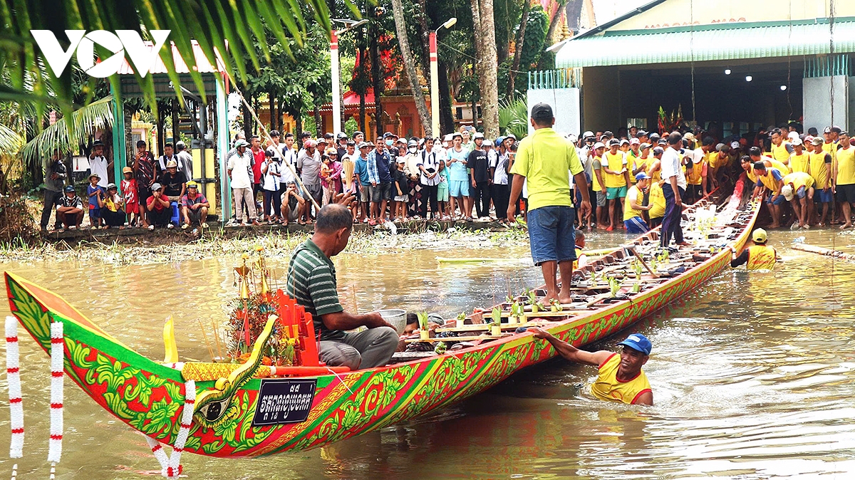 Đặc sắc nghi thức hạ thuỷ ghe Ngo của đồng bào Khmer