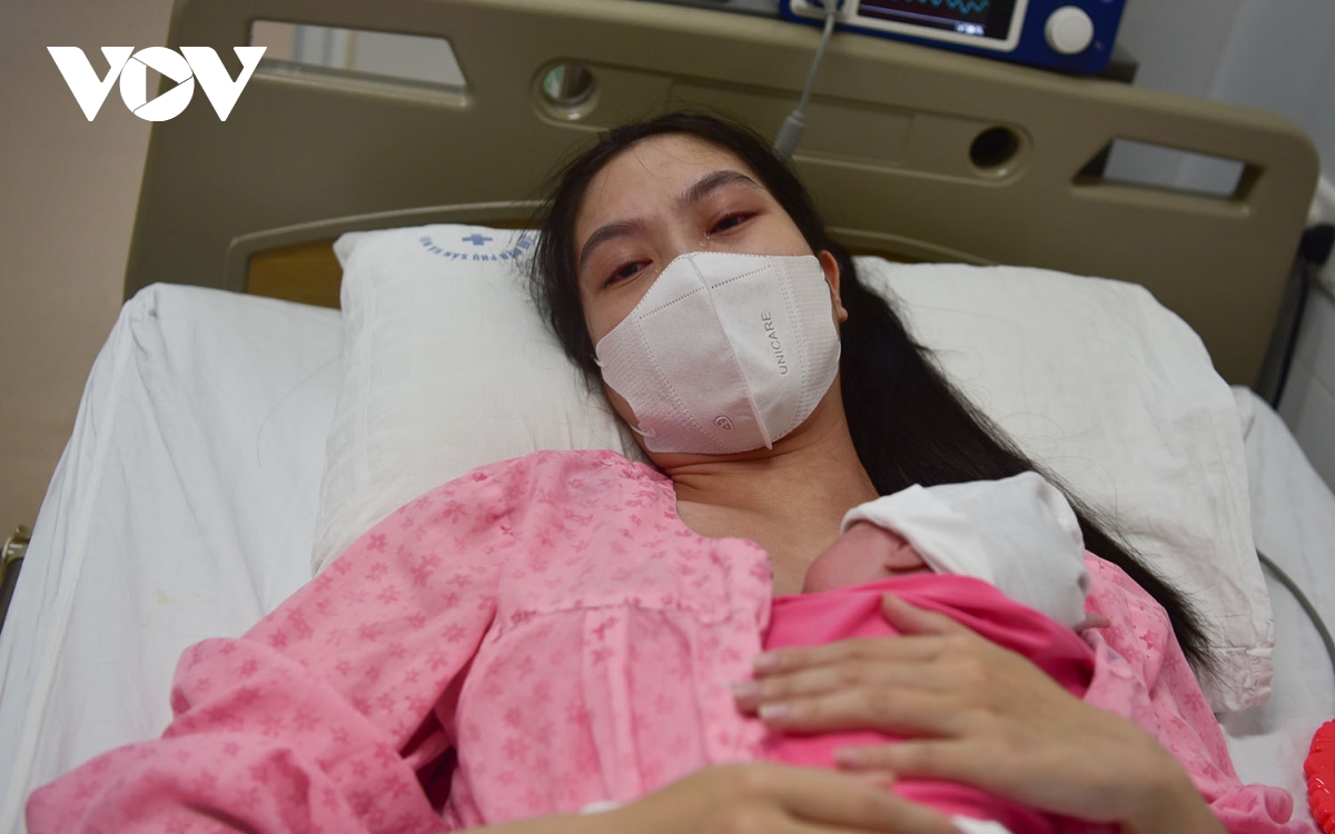 Nước mắt người mẹ nhớ lại giây phút sinh non ở tuần 33