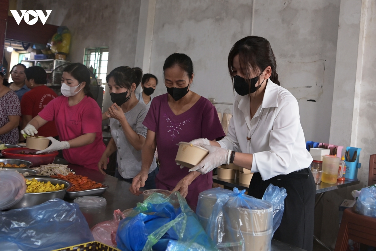 Chuyện về những suất cơm từ thiện ở vũng lũ Thái Nguyên