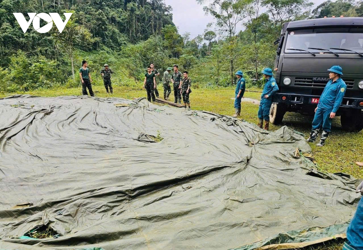 Dựng nhà bạt giúp dân vùng lũ ổn định cuộc sống