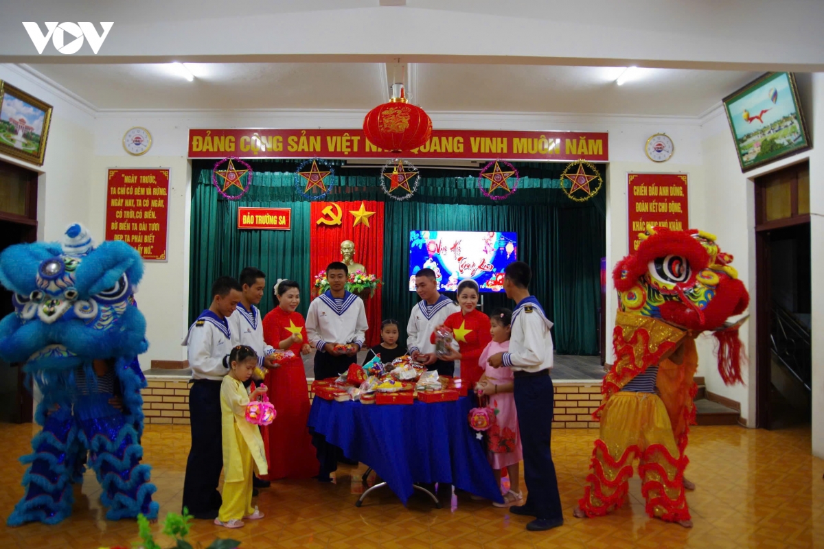 trung thu am ap o Dac khu truong sa hinh anh 6