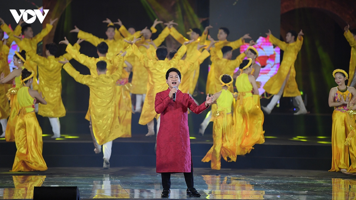 trao giai bao chi ve phat trien van hoa va xay dung nguoi ha noi nam 2025 hinh anh 1