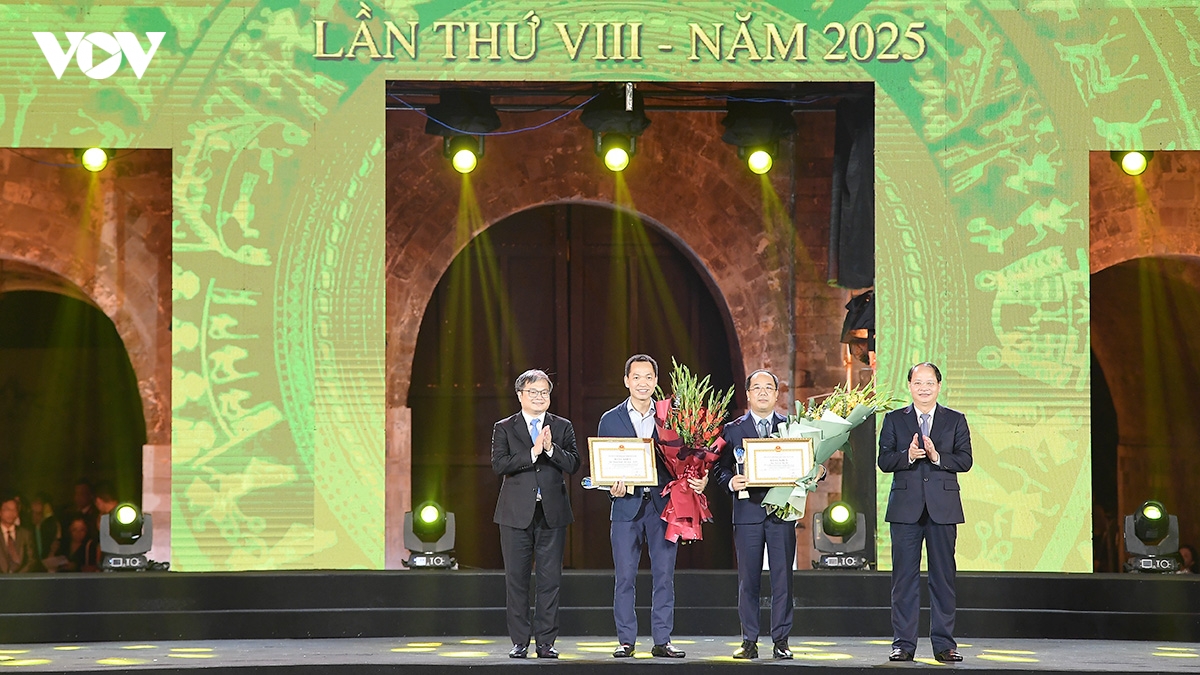 trao giai bao chi ve phat trien van hoa va xay dung nguoi ha noi nam 2025 hinh anh 12