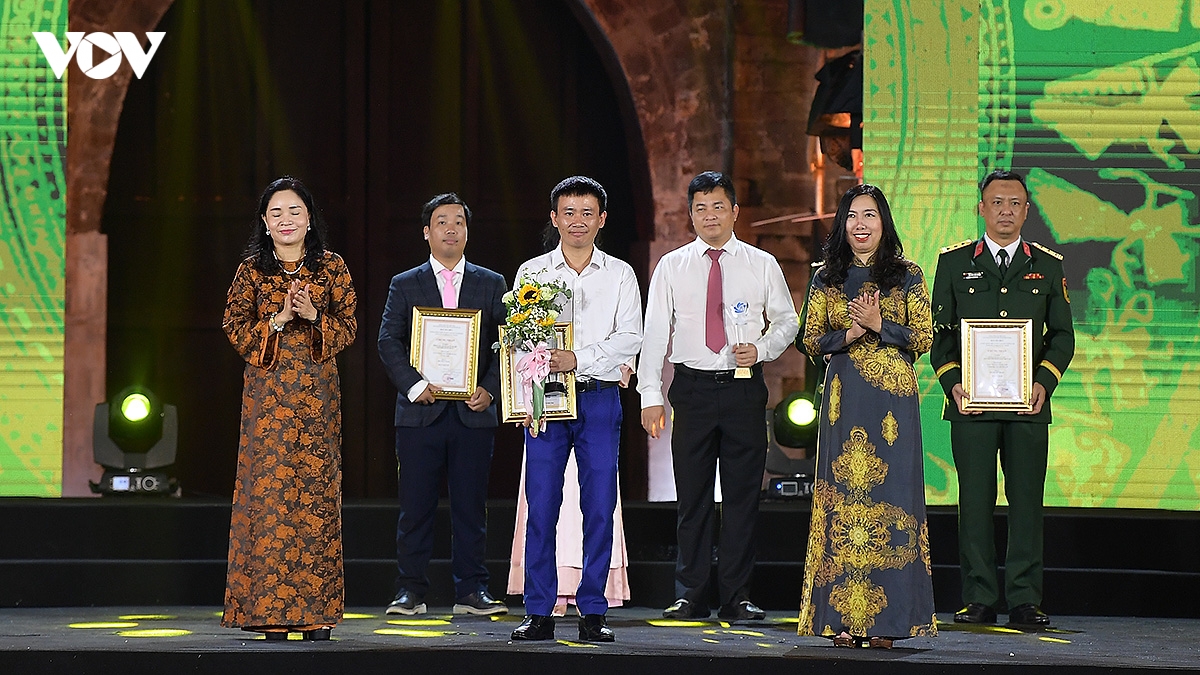 trao giai bao chi ve phat trien van hoa va xay dung nguoi ha noi nam 2025 hinh anh 9