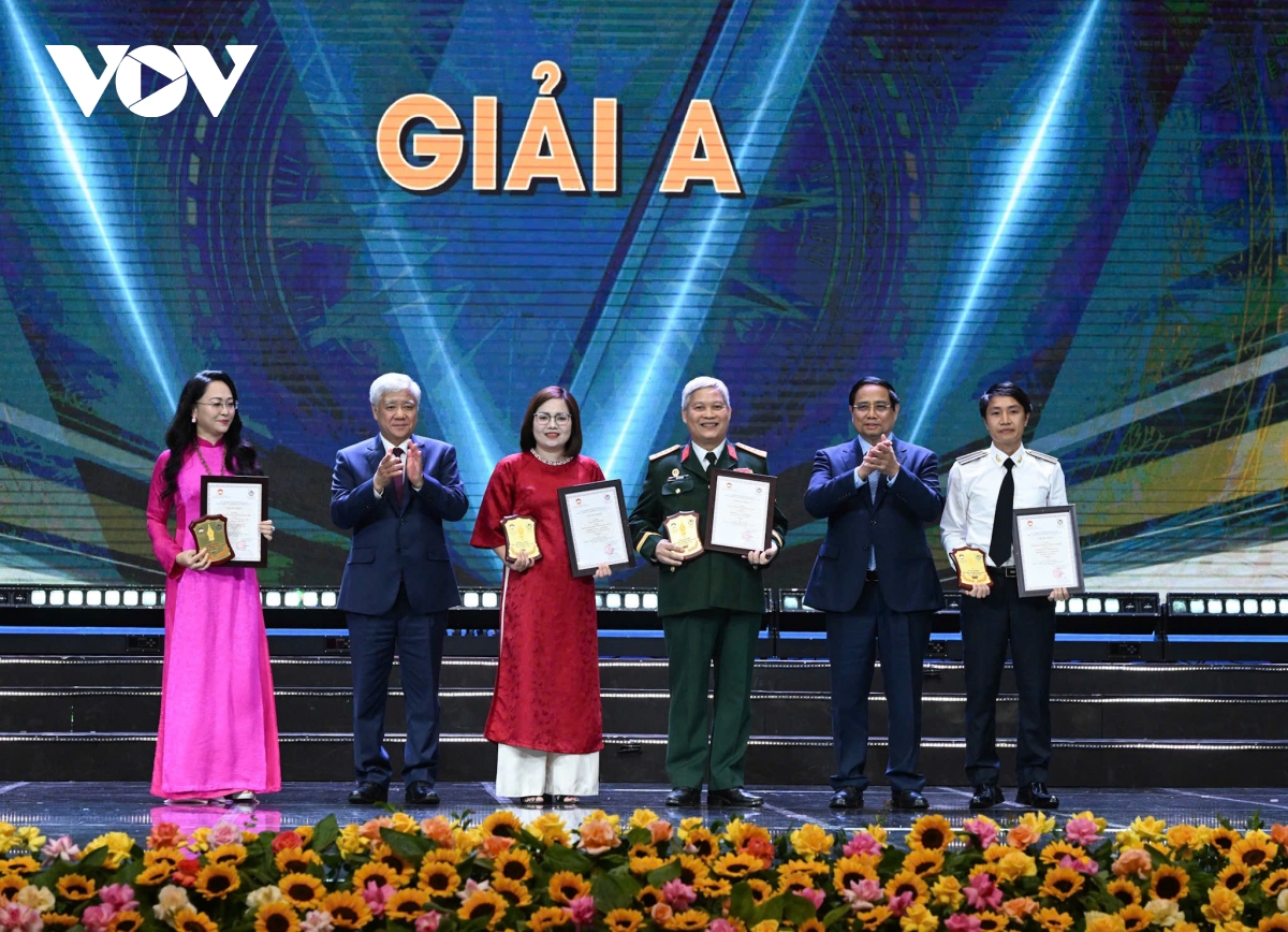 bao chi tien phong, guong mau, di dau, dau tranh khong khoan nhuong voi tham nhung hinh anh 3