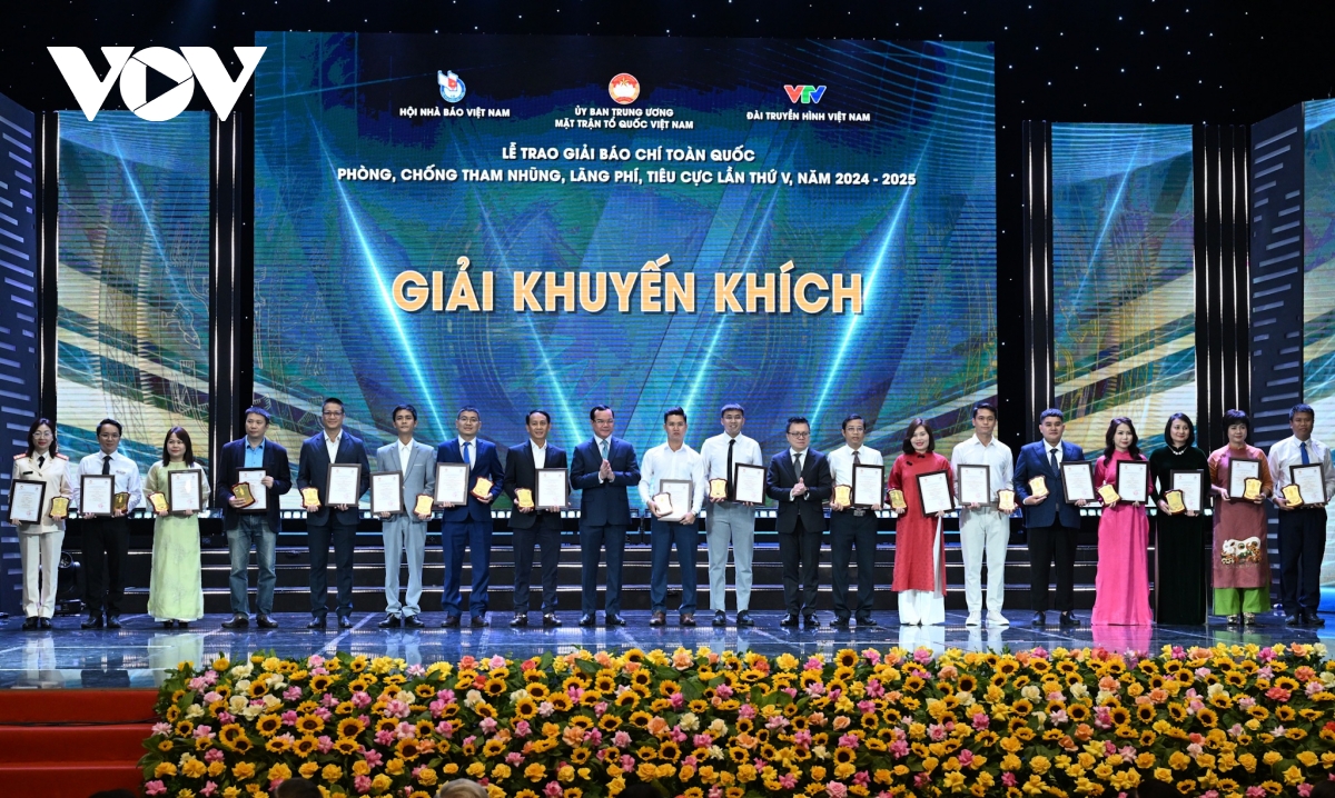 bao chi tien phong, guong mau, di dau, dau tranh khong khoan nhuong voi tham nhung hinh anh 6