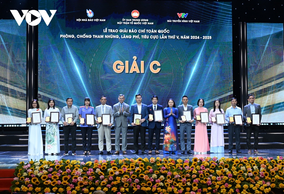 bao chi tien phong, guong mau, di dau, dau tranh khong khoan nhuong voi tham nhung hinh anh 5