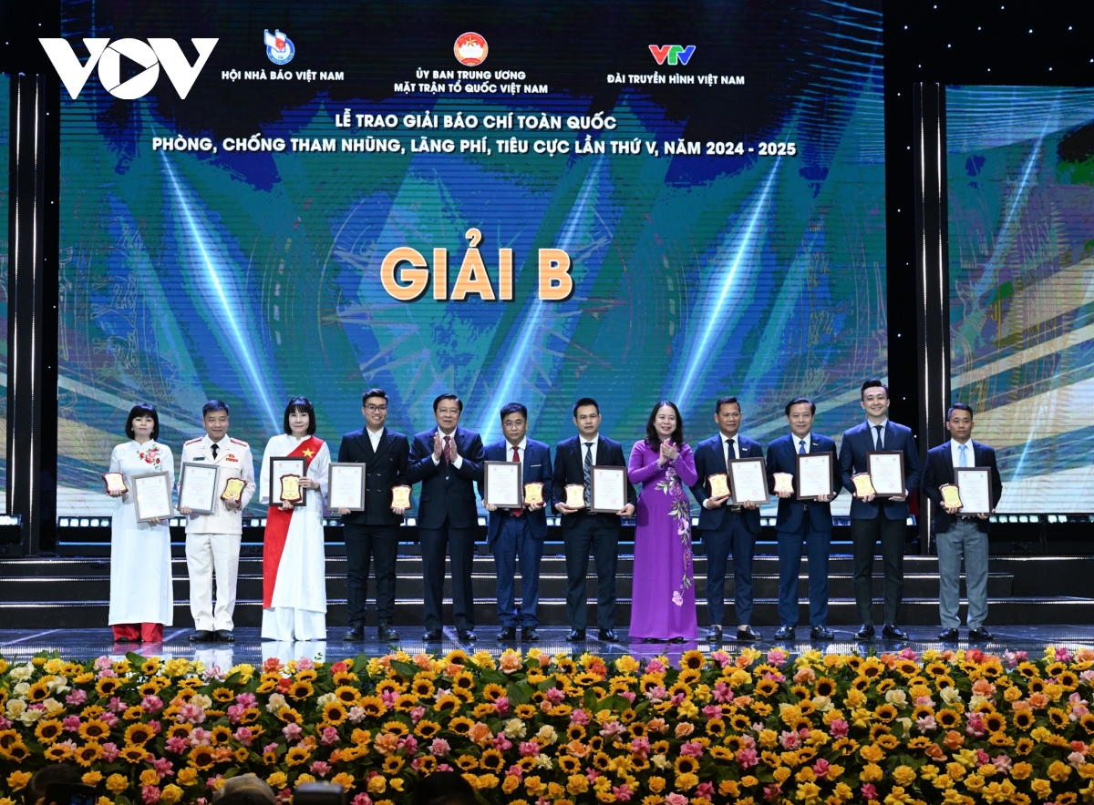 bao chi tien phong, guong mau, di dau, dau tranh khong khoan nhuong voi tham nhung hinh anh 4