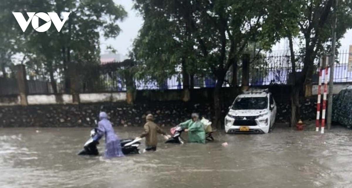 heavy overnight rain causes widespread flooding in hanoi picture 5
