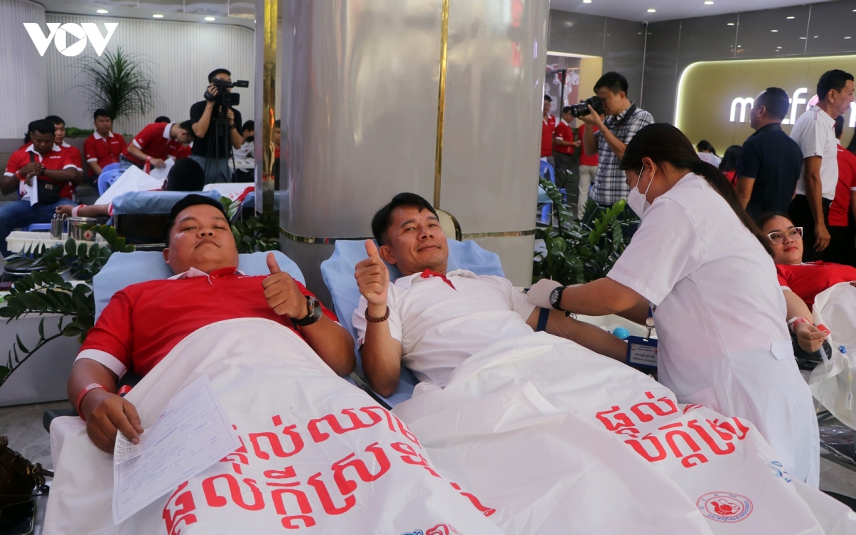 Dong dao nguoi viet tham gia chuong trinh hien mau nhan dao cua viettel campuchia hinh anh 1
