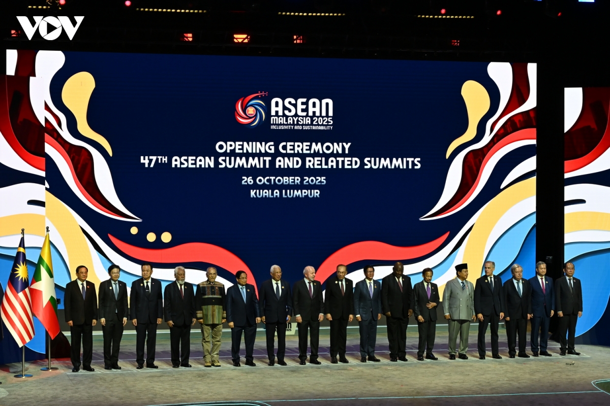 thu tuong malaysia khai mac asean-47 hoa binh la lua chon, khong phai nhuong bo hinh anh 2
