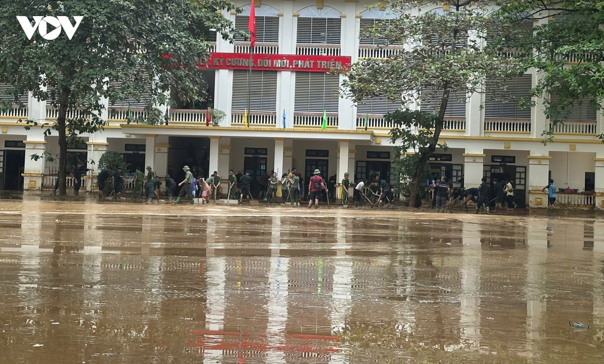truong giup truong don dep sau lu o lao cai hinh anh 1
