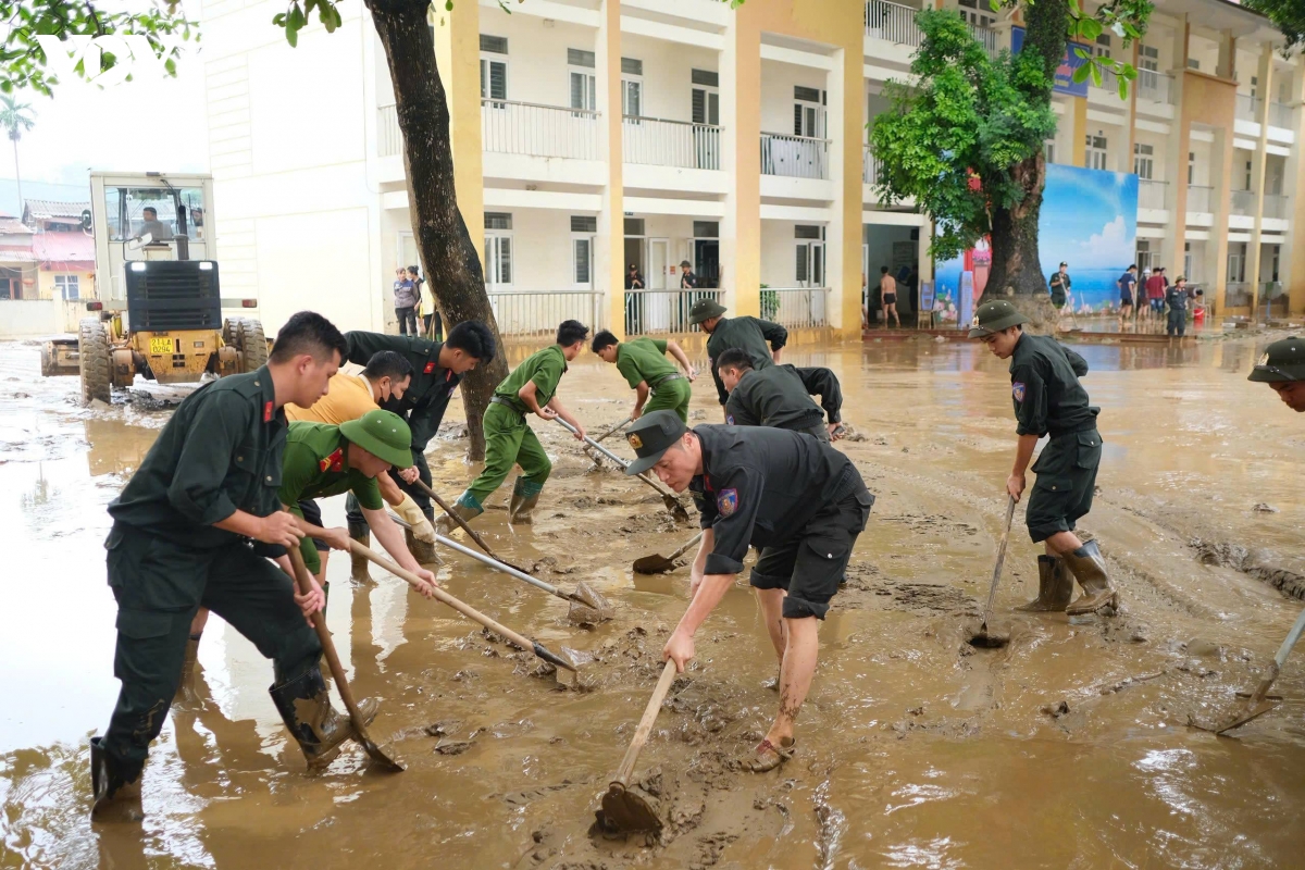 truong giup truong don dep sau lu o lao cai hinh anh 3