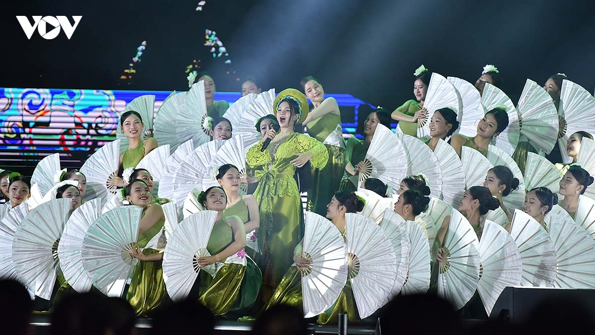 ruc ro chuong trinh nghe thuat dem khai mac hoi cho mua thu lan thu nhat - 2025 hinh anh 11