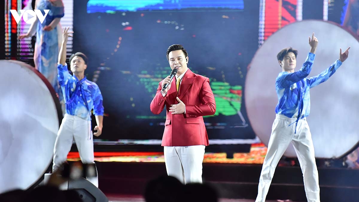 ruc ro chuong trinh nghe thuat dem khai mac hoi cho mua thu lan thu nhat - 2025 hinh anh 16