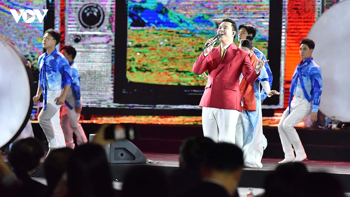 ruc ro chuong trinh nghe thuat dem khai mac hoi cho mua thu lan thu nhat - 2025 hinh anh 17