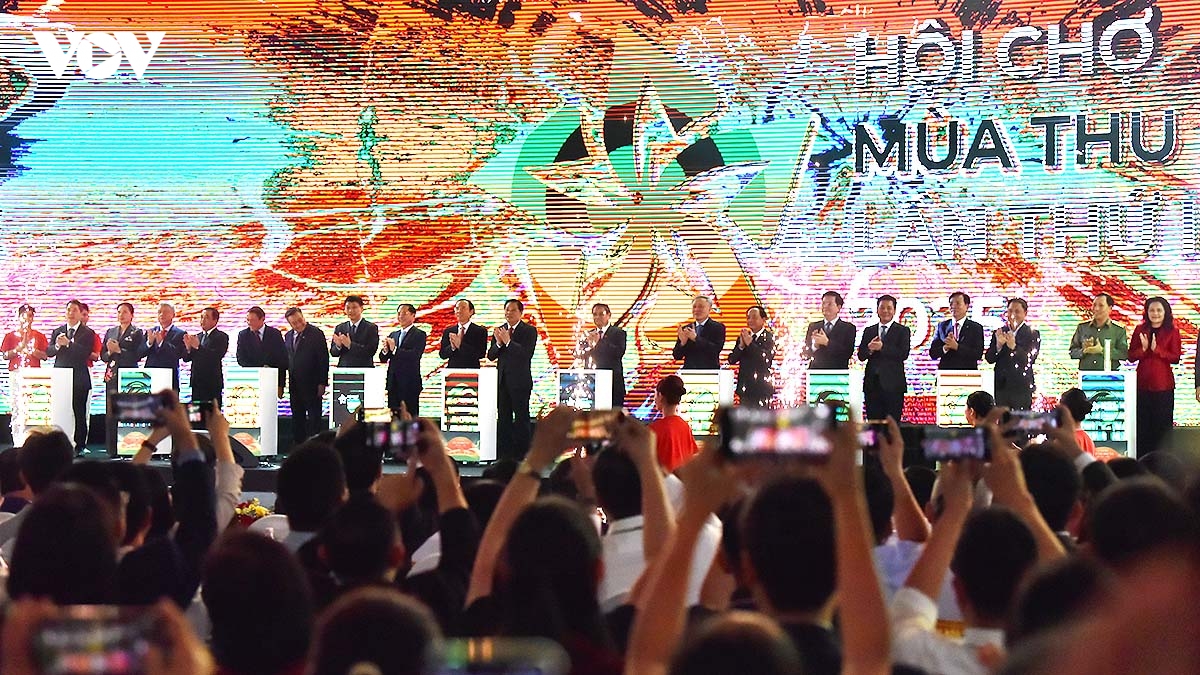 ruc ro chuong trinh nghe thuat dem khai mac hoi cho mua thu lan thu nhat - 2025 hinh anh 6