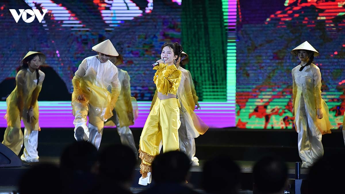 ruc ro chuong trinh nghe thuat dem khai mac hoi cho mua thu lan thu nhat - 2025 hinh anh 8