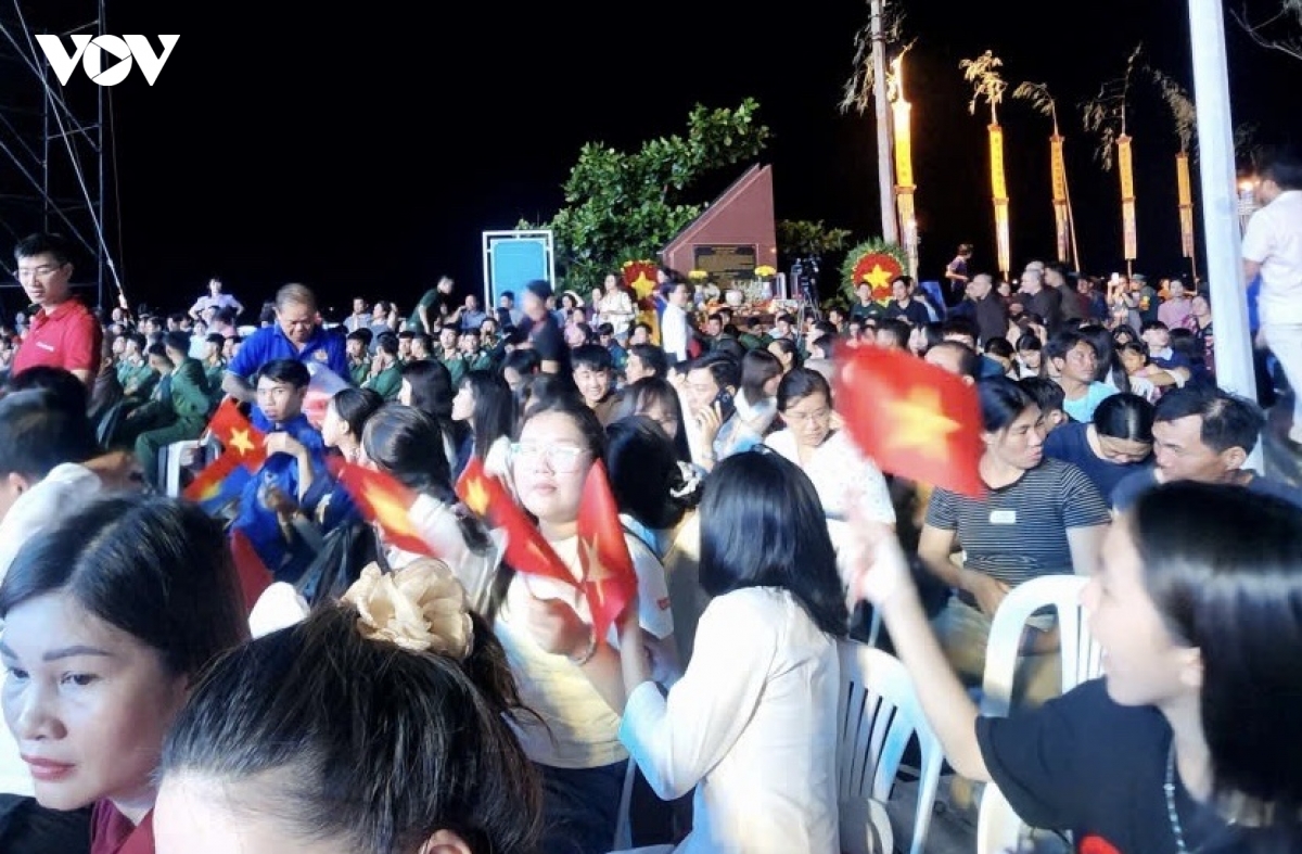 hang nghin nguoi tham gia khai mac hoi sach huyen thoai con Dao hinh anh 1