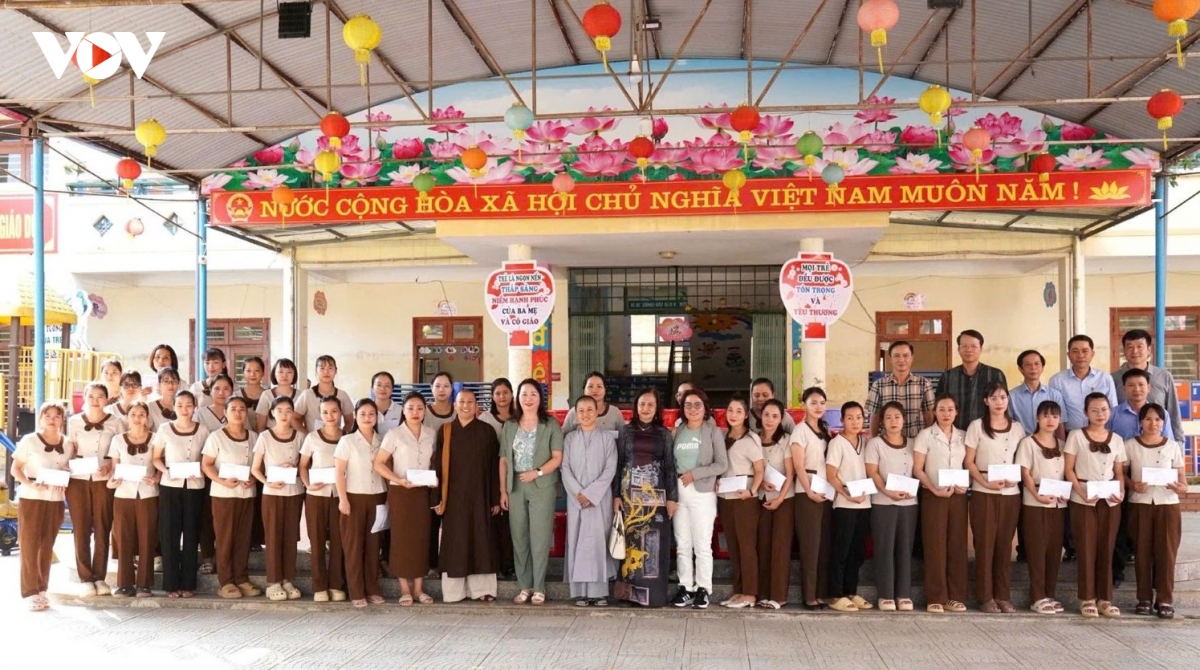hue, bo xay dung ho tro ba con mien bac khac phuc bao lu hinh anh 1