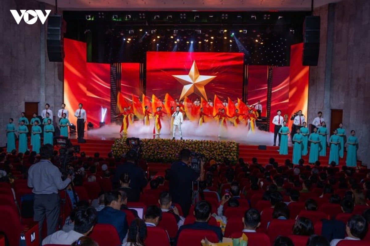vov co 4 tac pham doat giai giai bao chi toan quoc phong, chong tham nhung hinh anh 9