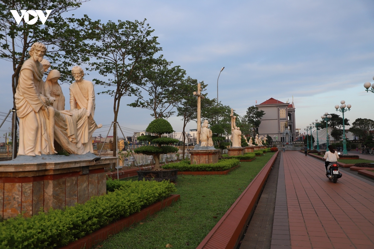 Den thanh kien lao - toa lau dai co tich giua mien que bac bo hinh anh 11