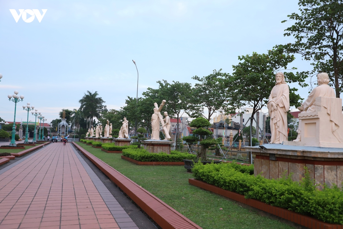 Den thanh kien lao - toa lau dai co tich giua mien que bac bo hinh anh 10