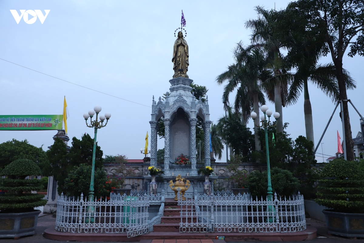 Den thanh kien lao - toa lau dai co tich giua mien que bac bo hinh anh 15