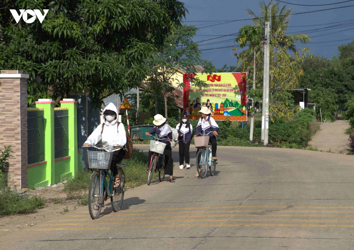 Ong giao jarai ca doi gieo chu, truyen lua cho cac the he tre o buon lang hinh anh 3