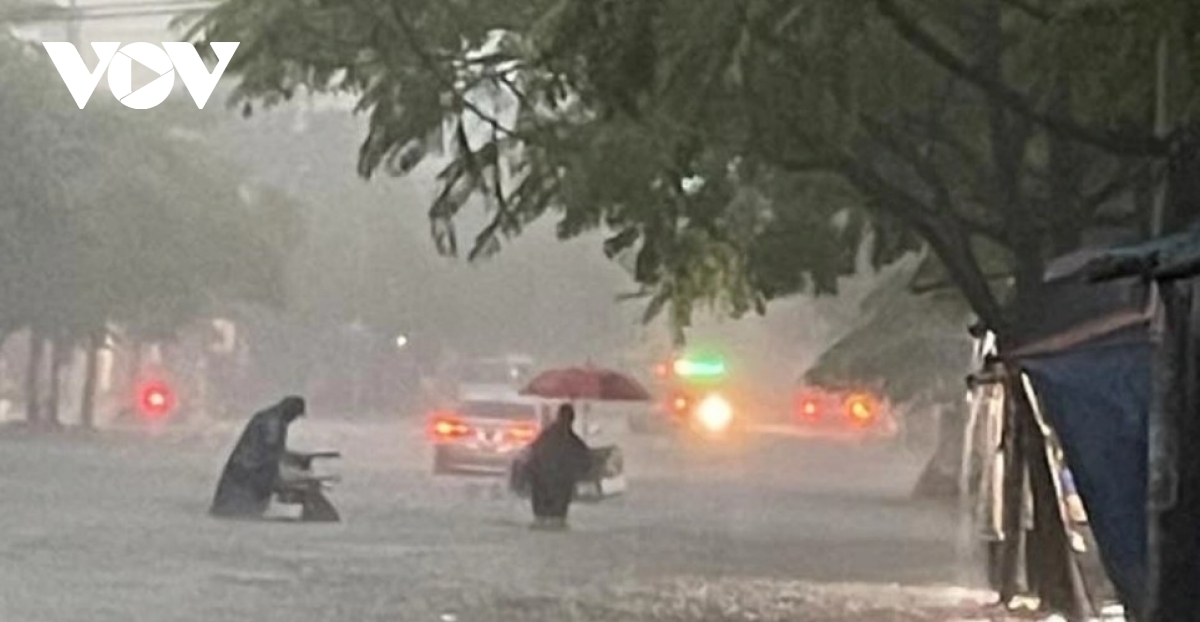 heavy overnight rain causes widespread flooding in hanoi picture 2