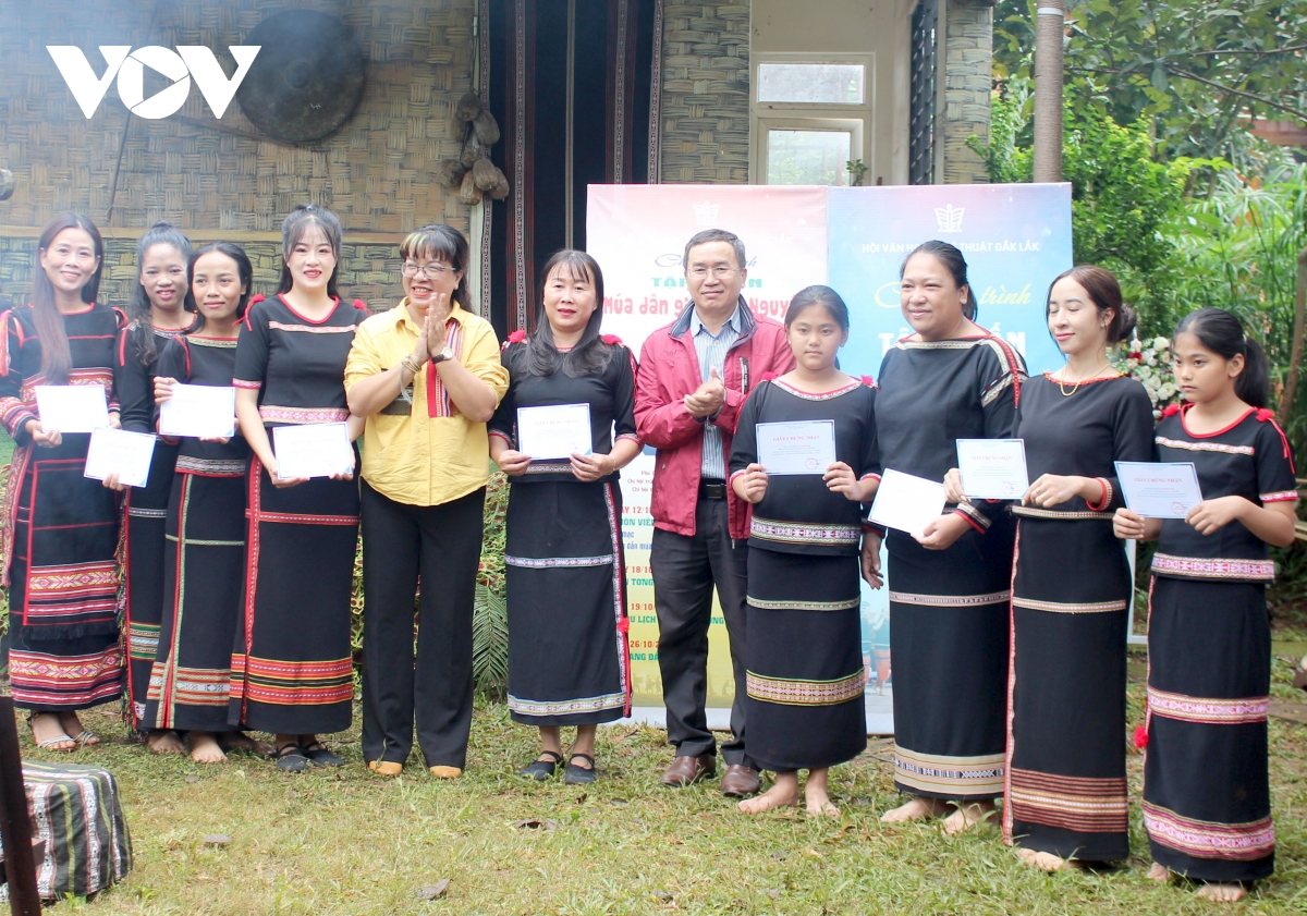 À l'issue de la formation, les participants reçoivent un certificat de participation. Photo : VOV À l'issue de la formation, les participants reçoivent un certificat de participation. Photo : VOV