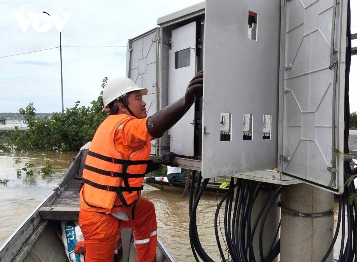 Điện lực Huế xuyên đêm khôi phục điện lưới sau mưa lũ