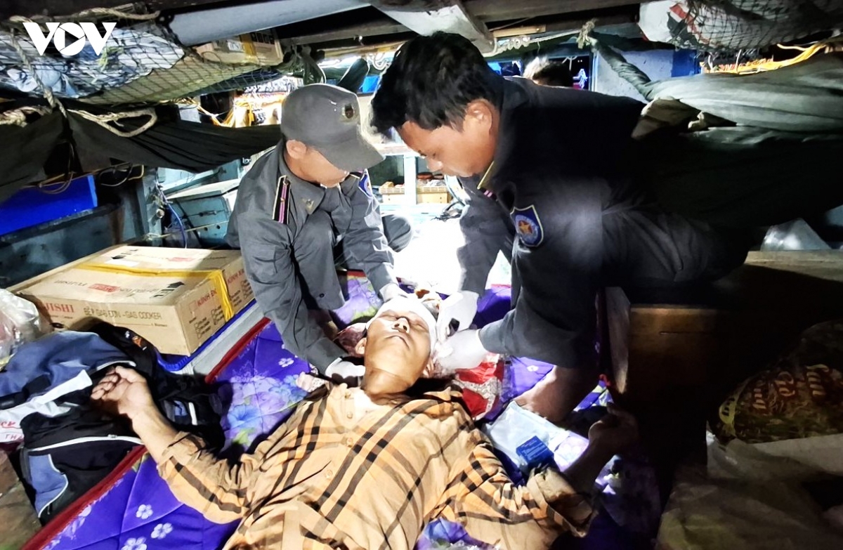 tau kiem ngu cuu kip thoi cap ngu dan bi nan tai vung bien giap ranh indonesia hinh anh 1