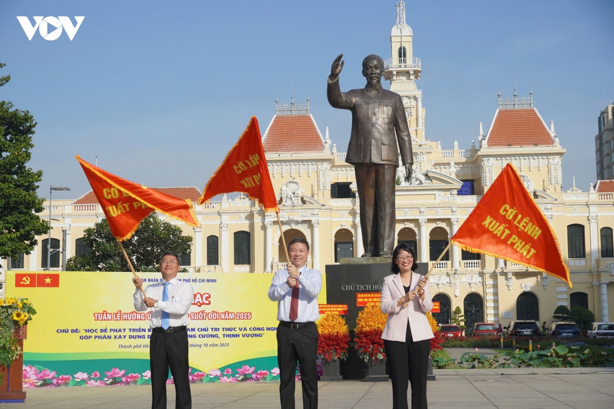 tuan le huong ung hoc tap suot doi o tp.hcm lam chu tri thuc va cong nghe hinh anh 1