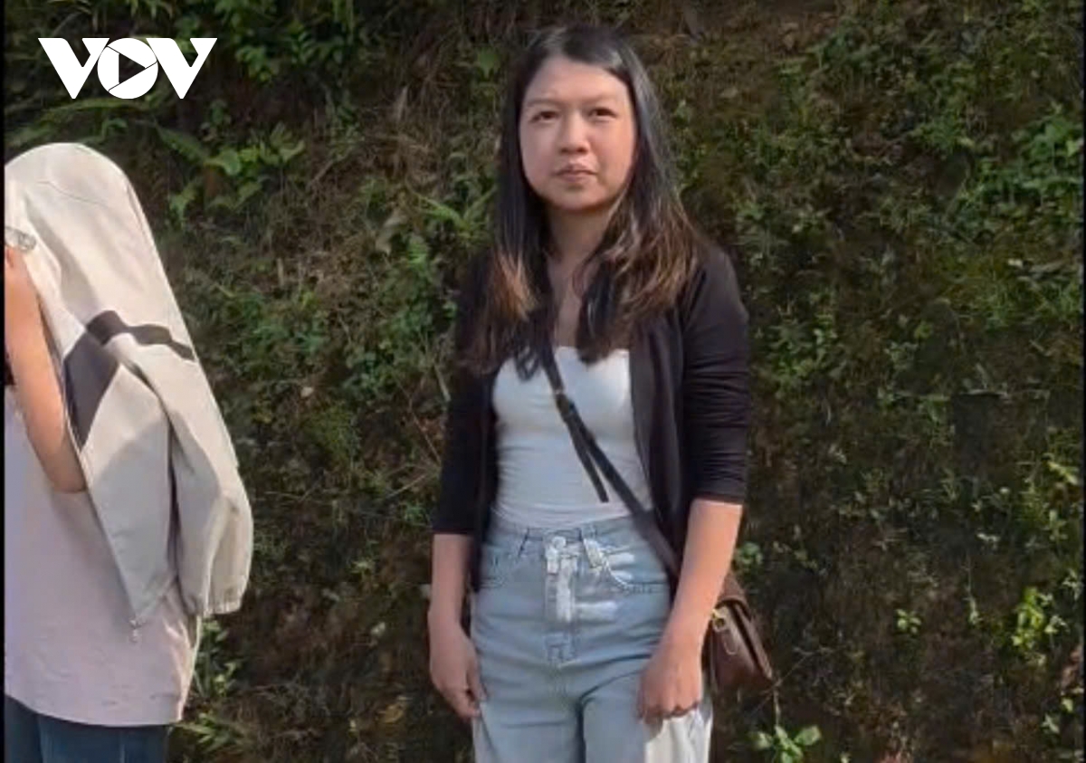 hanh khach ke lai giay phut xe khach bi lat tren duong tinh 172 lao cai hinh anh 2