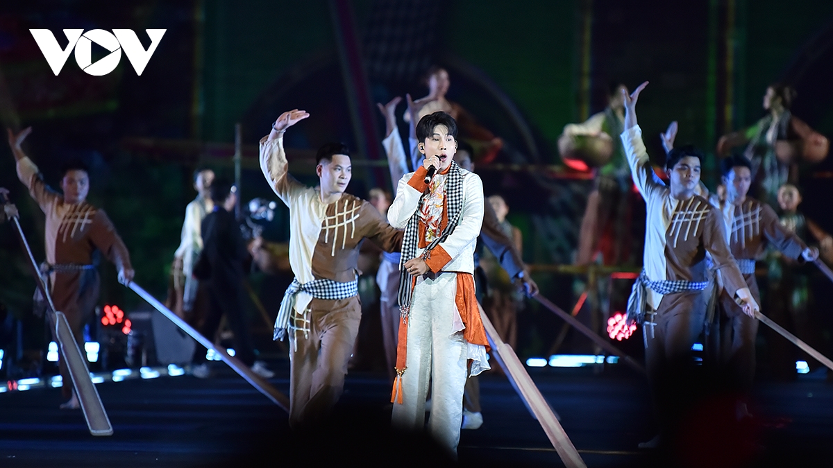ハノイで行われた第1回世界文化祭の華やかなオープニングナイト（写真11）