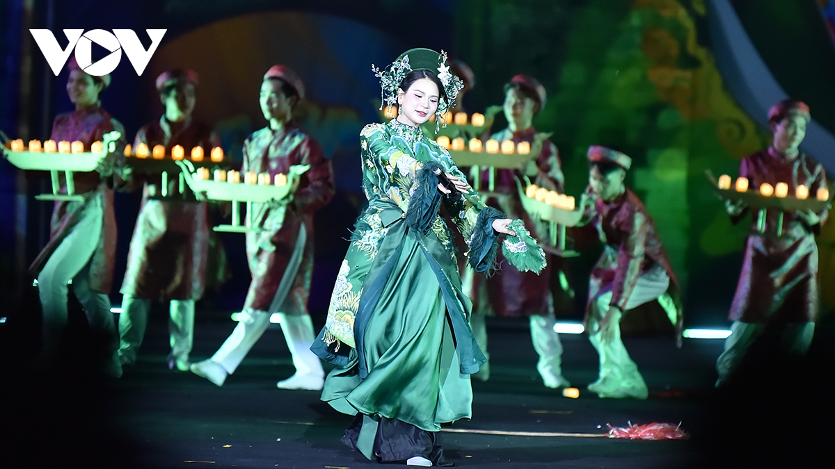 ハノイで行われた第1回世界文化祭の華やかなオープニングナイト（写真12）