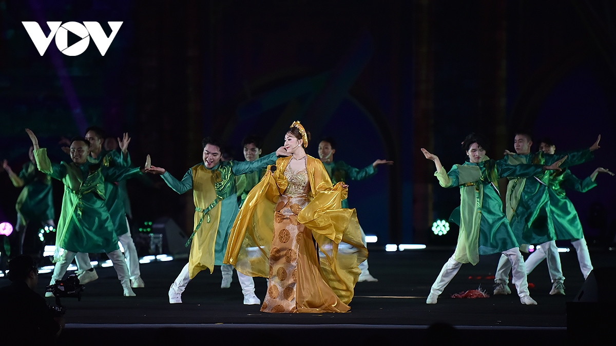 ハノイで行われた第1回世界文化祭の華やかなオープニングナイト（写真13）