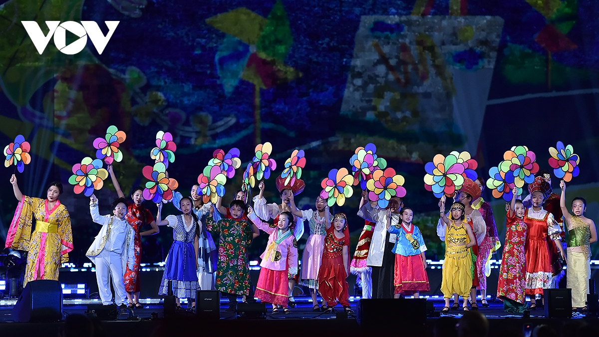 ハノイで行われた第1回世界文化祭の華やかなオープニングナイト（写真14）