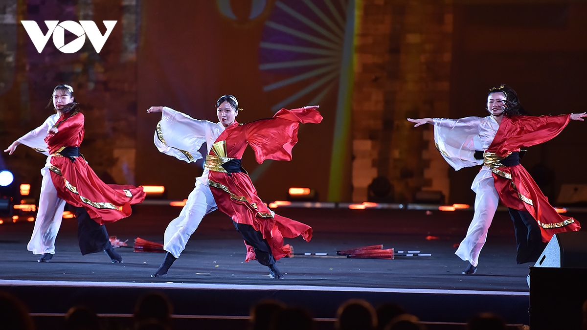 ハノイで行われた第1回世界文化祭の華やかなオープニングナイト（写真16）