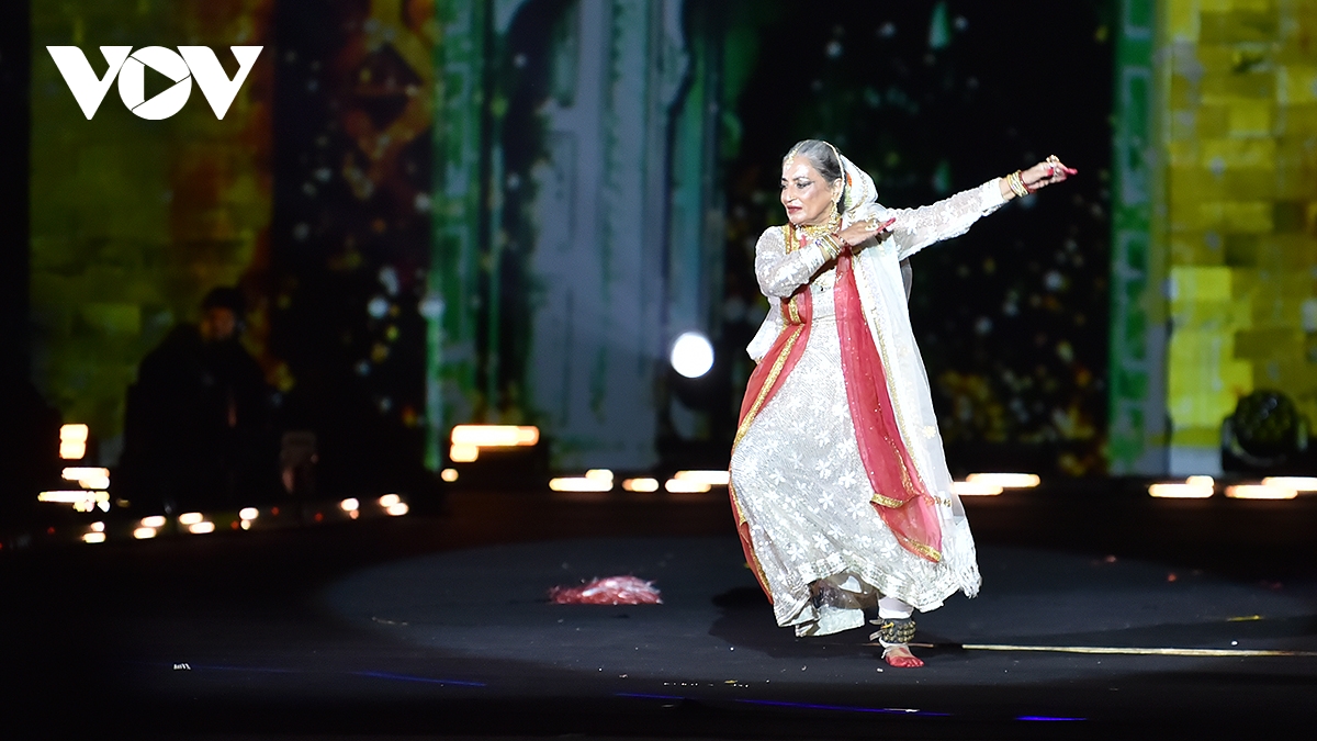 ハノイで行われた第1回世界文化祭の華やかなオープニングナイト（写真18）