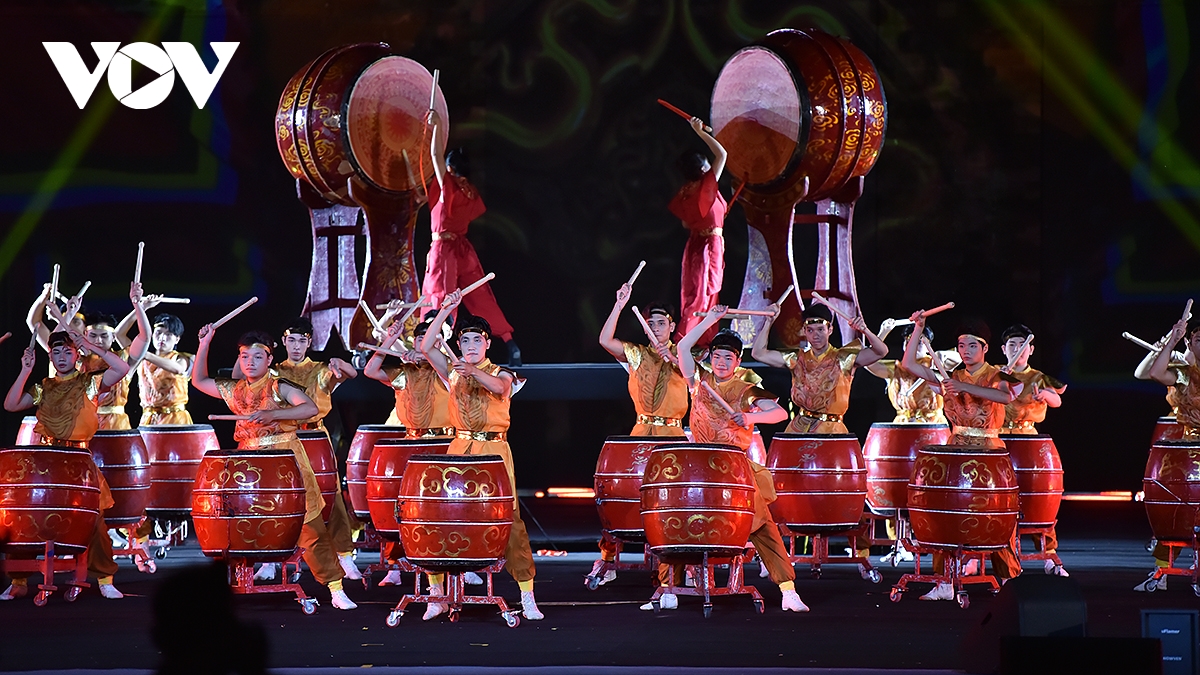 ハノイで行われた第1回世界文化祭の華やかなオープニングナイト（写真1）