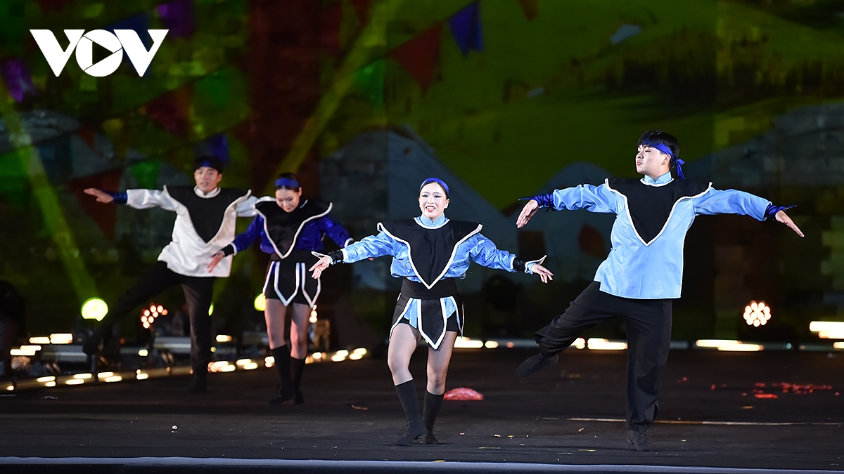 ハノイで行われた第1回世界文化祭の華やかなオープニングナイト（写真21）