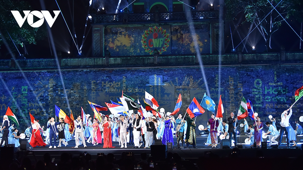 ハノイで開催された第1回世界文化祭の華やかなオープニングナイト（写真23）