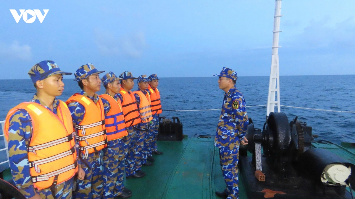 tiep buoc Doan tau khong so , vung vang bao ve chu quyen bien dao hinh anh 4