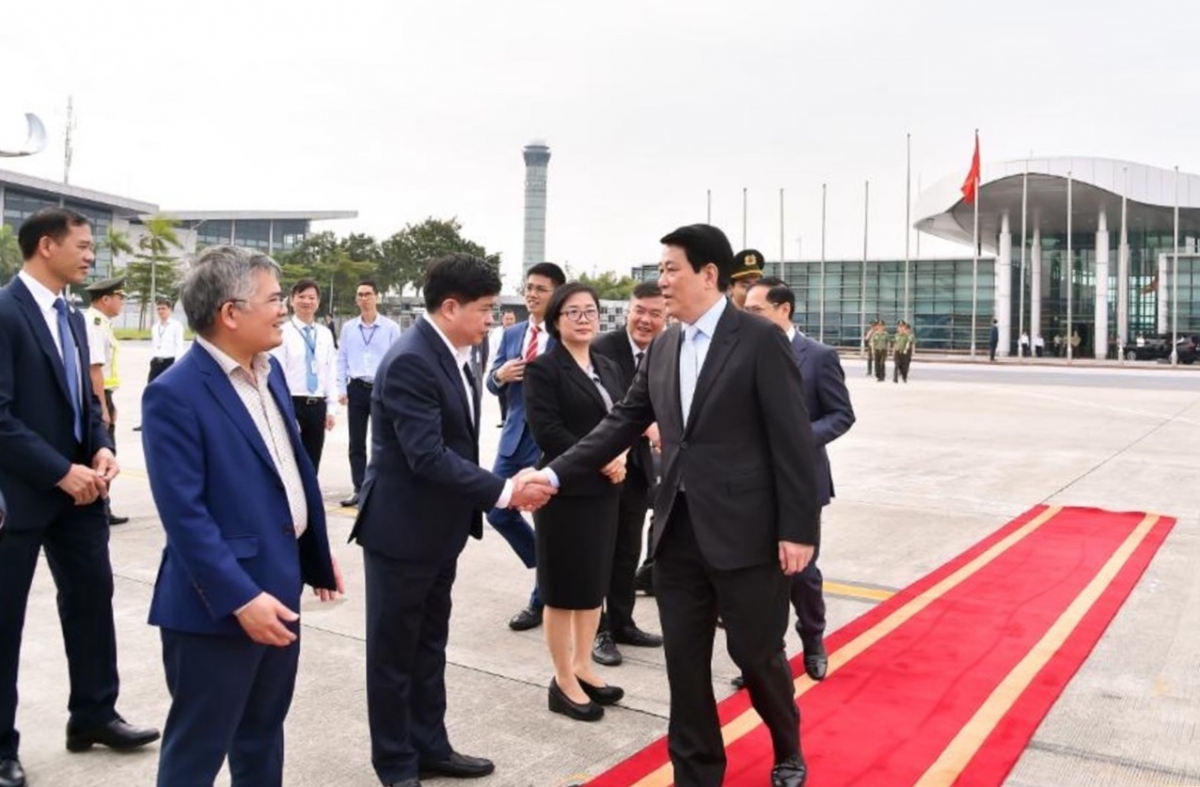 chu tich nuoc luong cuong len duong du tuan le cap cao apec lan thu 32 hinh anh 2