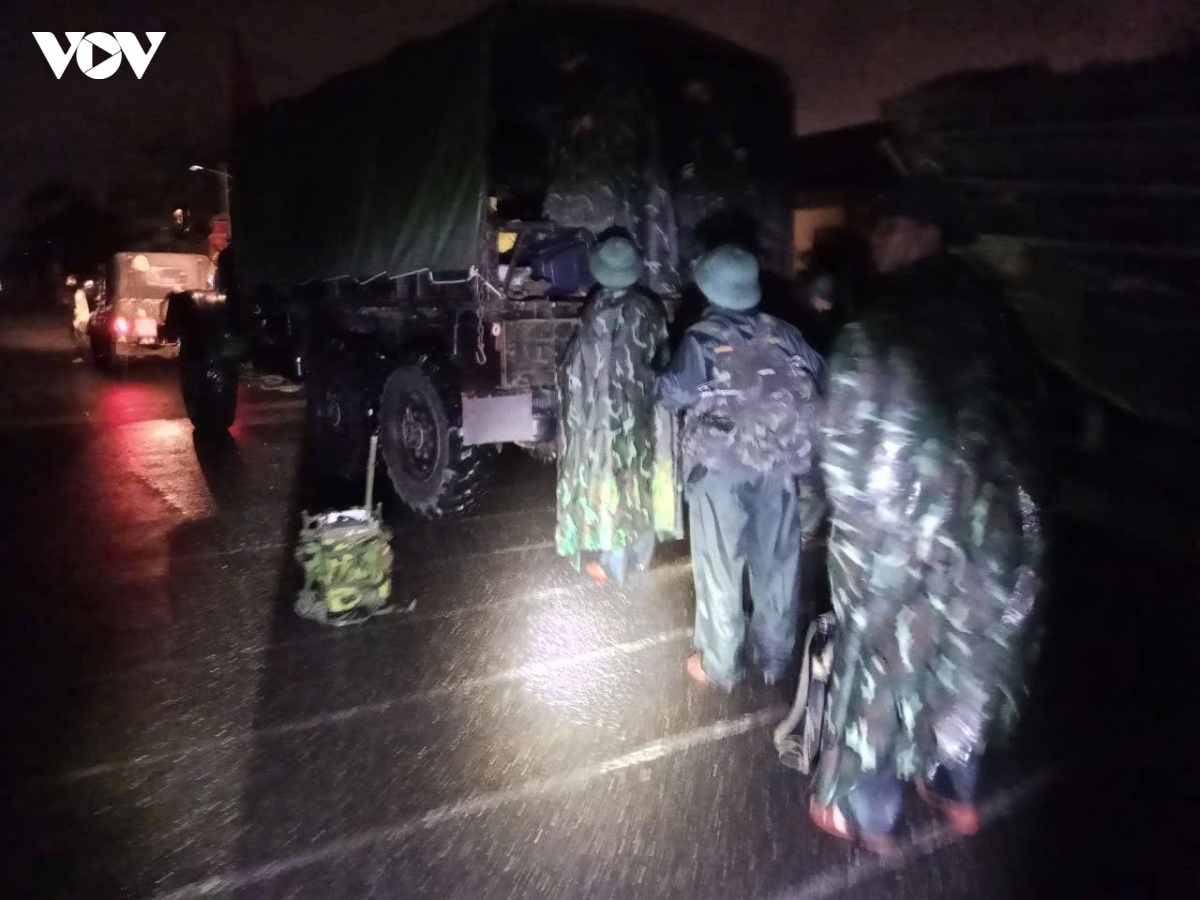 bo doi quan khu 5 xuyen dem ho tro dan vung lu hinh anh 14