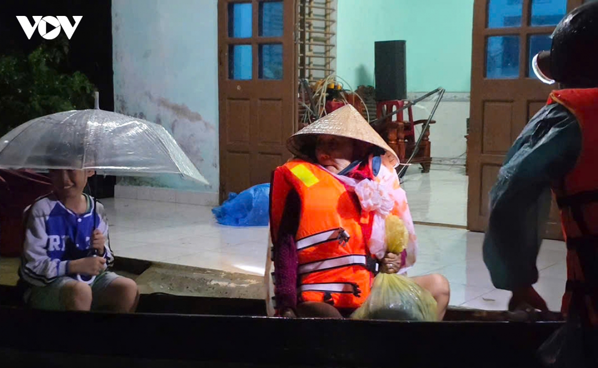 bo doi quan khu 5 xuyen dem ho tro dan vung lu hinh anh 7